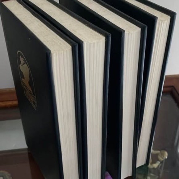 Agatha Christie Hardcover Mystery Collection (Set of 4 Books) - Picture 4 of 5